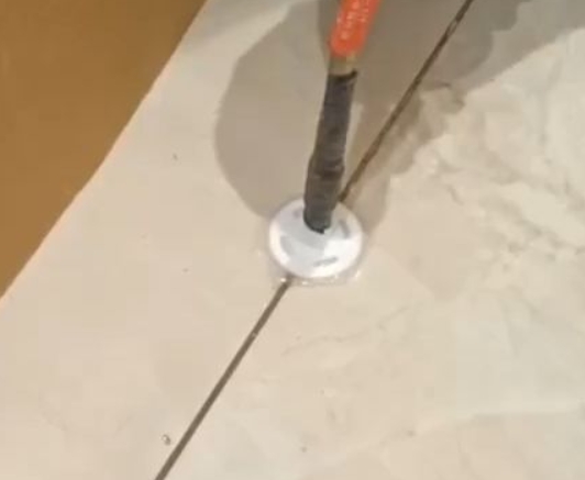 甘井子瓷砖空鼓维修公司专业解答瓷砖在铺贴过程中，如果没有涂抹均匀到位的粘结材料（如水泥砂浆或瓷砖胶），可能会导致以下问题